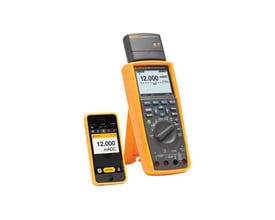 Fluke 289 multimeter og en smartphone side om side, begge viser 12.000 mADC. Multimeteret er i gul med et stort display og drejeknap.