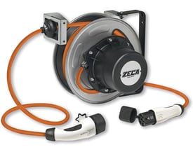 Kabelopruller fra Zeca til elbiler, 11kW, med Type-2 stik og 8 meter orange kabel. Viser vægbeslag og stik detaljer.