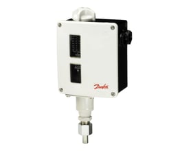 Nærbillede af Danfoss RT5 pressostat, der viser den hvide frontplade med mærkat og knapper, samt "Made in Poland" inskriptionen.