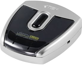 ATEN US221A-AT USB 2.0-omskifter i sølv med sort overside og central knap til deling af én USB-enhed mellem to computere.