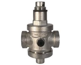 EuroBras trykreduktionsventil i messing til 1" rør, justerbar fra 0,5-6 bar, med synlig manometertilslutning.