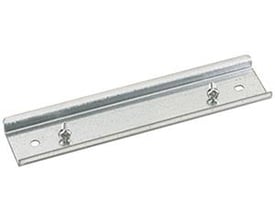 Spelsberg DIN skinne NS 35-144 i galvaniseret stål, 35 x 144 mm, med to integrerede skruer til montering.