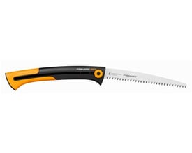Fiskars Xtract™ stor beskæresav med 255 mm blad, sort og orange SoftGrip™-håndtag og bælteklemme.