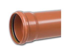 Kaczmarek PVC-kloakrør på 200 mm med muffe, vist med orange rør og synlig tætningsring; 6 meter, SN8.