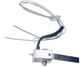 Assa Abloy kontakt til slutblik 468897 med ledninger og metalbeslag, set skråt fra siden.