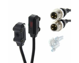 Omron fotocellesensor E3T-ST13-M5J med 0.3 meter kabel, sidejusteret lys, PNP og M8 stik, inkluderer monteringsskruer.