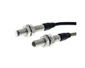 Omron E3T-CT14 2M fotoelektrisk sensor i rustfrit stål med M6 gevind og 2m kabel, vist med emitter og modtager på hvid baggrund.