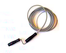 5 meter lang rensefjeder i fjederstål med sort ABS-plastgreb, ideel til rensning af afløb.