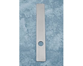Assa Abloy smalprofillangskilt 6302-0100 i rustfrit stål med hul til dørgreb, set forfra.