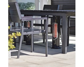 Mensa Heating terrassevarmer IMUS 550W i sort, placeret under et havebord med stole, lyser op med infrarøde varmestråler.