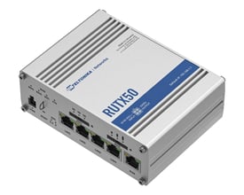 Teltonika RUTX50 5G router med 5 Gigabit Ethernet-porte, Wi-Fi og dual SIM-kort slots på et let skråtstillet billede.