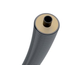 Flexstar Uno rør fra Brugg Pipes med 25/70mm diameter og en 25mm messingfitting, isoleret med lys PUR skum.