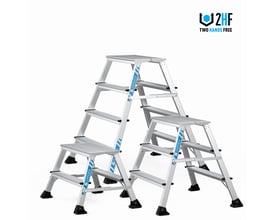To Zarges XLSTEP P trappestiger stablet og arrangeret sammen for at vise deres kompakte opbevaring og konstruktion.