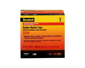 Emballage til Scotch 2228 gummimastiktape i sort, gul og orange, angiver "Professional Grade Rubber Mastic Tape" og målene 50,8 mm x 3,1 m.