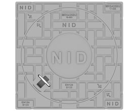 Topudsigt over NID 425 mm karm/dæksel i grå komposit, med firkantet mønster og NID logo.