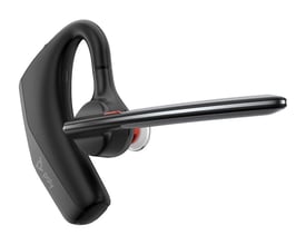Poly Voyager Legend 30 headset i sort, viser det ergonomiske in-ear-design med ørekrog og diskret Poly-logo på hvid baggrund.