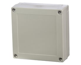 Fibox MNX indkapslingskasse i polycarbonat med gråt dæksel, 130x130x50 mm, vist forfra.