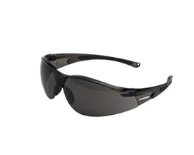 Activewear Eagle 4070 sikkerhedsbrille med grå linse og sorte stænger, vist skråt forfra.