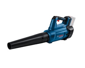 Blå og sort Bosch GBL 18V-750 batteridrevet løvblæser med langt blæserør, set skråt fra siden.