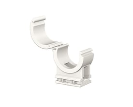 Flamco Plastclip i hvid til 28 mm rør, viser den åbne klemme med monteringsfod.