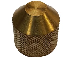 Refco NFT5-6 hurtigkoblingshætte til schraderventil i messing med rillet greb og lukket, rund top.