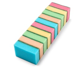 Ti ensfarvede skuresvampe i blå, orange, grøn, gul og pink stablet på hinanden, klar til rengøring.