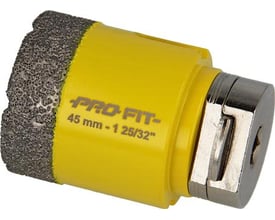 PRO-FIT diamanthulsav 45 mm i skarp vinkel med fokus på den guldfarvede cylinder og diamantbelagte skærekant.