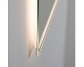 Nærbillede af kanten på Loevschall Focus spejlet, der viser dets tynde profil på 2,5 cm og den slanke lyskant.