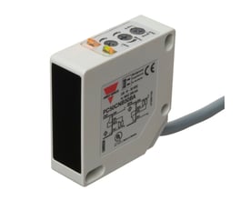 Carlo Gavazzi PC50CNB50BA fotoaftaster med diffus IR BGS ses skråt forfra med sort sensorflade, justeringsknapper og kabel.
