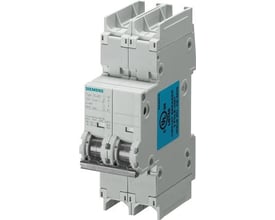 Grå Siemens SENTRON 5SJ4-automatsikring set skråt forfra med to poler; 40 A, C-kurve, 240 V og 14 kA.