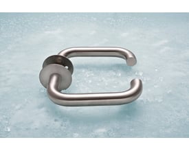 Assa Abloy U-formet dørgreb i børstet rustfrit stål med runde rosetter, vist løst fra flere vinkler.