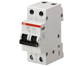 ABB SH202-B10 2-polet automatsikring med hvidt hus og sorte betjeningsgreb, set skråt forfra og fra siden.