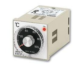 Omron E5C2-R20J temperaturregulator med drejeknap og on/off indikator, måler 0-300 grader.