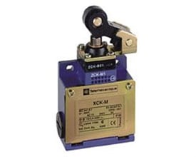 Sidebillede af Schneider Electric XCK-M endestop fremstillet i robust metal, med tydelig stempelarm med rulle.