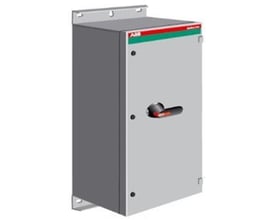 ABB sikkerhedsafbryder OT125GFCC6T i grå plastkapsling med sort, låsbart drejegreb og FL21-flange monteret på væg.