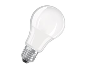 Ledvance CLA60 LED-pære på 8,5 W med klassisk form og E27-fatning, set skråt med gevindfatningen synlig.