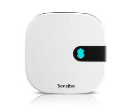 Sensibo Air er en hvid, afrundet smart styring til luft/luft-varmepumpe med sort felt og turkis symbol på fronten.