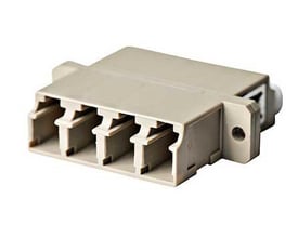 Beige fiberoptisk adapter med LC/PC-tilslutning, MultiMode quad-konfiguration og SC footprint.