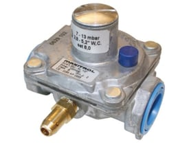 Gastryksregulator med 1/2" tilslutning og et trykområde på 7-13 mbar, vist på hvid baggrund.