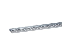 Detaljeret vinkel af en Wibe W4 kabelplade, der viser perforeringer og materiale af varmgalvaniseret stål.