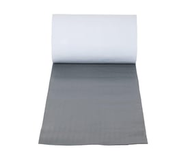 SabetoFLEX inddækningsrulle i grå, 560 mm x 5 m, med en udrullet grå overflade og hvid beskyttelsesfilm på bagsiden.