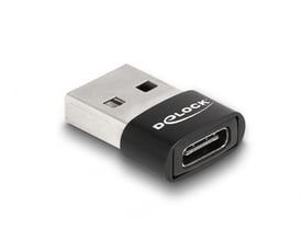 Sort DeLock USB 2.0-adapter med USB Type-A-hanstik og USB Type-C-hunstik set skråt forfra.