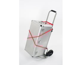 Rød bagagerem Ø8 x 100 cm med kroge, der holder en sølvfarvet kuffert på en sækkevogn.