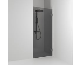 Svedbergs 180° bruseniche, 98,5 x 200 cm, med røgfarvet glas og sort profil, monteret i et badeværelse.