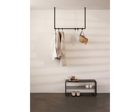 Metallbude Rubi lofthængt tøjstativ i sort metal med 80x60 cm dimensioner, vist med tøj og en taske.