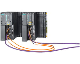 Siemens S7-400 synkroniseringskabel på 2 meter, vist tilsluttet flere S7-400 PLC moduler i en rack, med lilla og orange kabler.