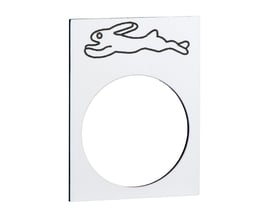 Schneider Electric Harmony symbolskilt i hvid plast, 30x40 mm, med sort løbende kanin over et rundt hul.