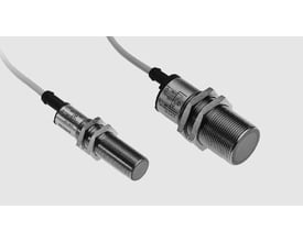 Carlo Gavazzi induktiv M18-aftaster EI1805I020-1 med gevindhus og kabel, vist fra to vinkler.