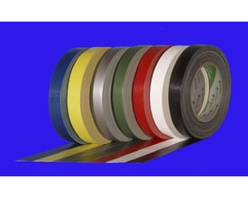 Stokvis sort lærredstape, 25 mm x 25 meter, vist som en rulle yderst til højre blandt tape i flere farver.