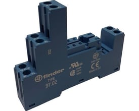 Detaljebillede af Finder sokkel type 97.02, fremhæver mærkningerne for 2x8A 250V, CE og Made in EU.